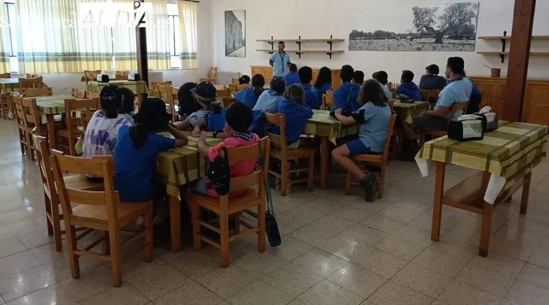 Integrantes del campamento del Grupo Scout Kenia de Jerez de la Frontera, que ha sido evacuado de Candelario al albergue de Llano de Alto en Béjar. Foto David Sánchez
