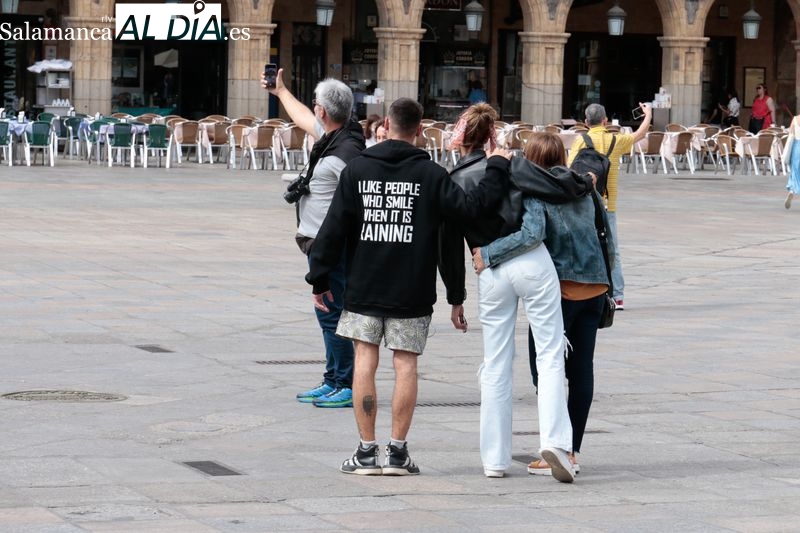 Jóvenes, en la Plaza Mayor de Salamanca