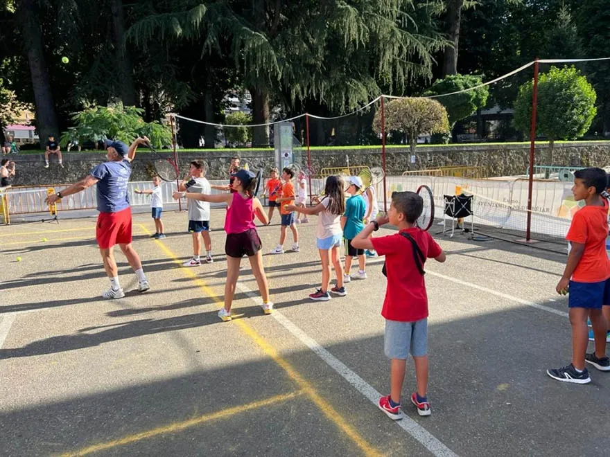 Foto 4 - Fomentando la practica del tenis en B&eacute;jar