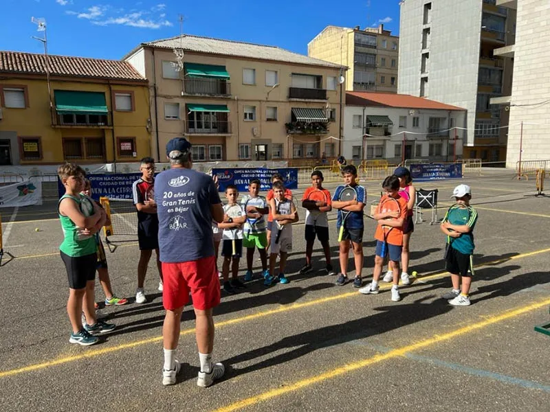 Foto 3 - Fomentando la practica del tenis en B&eacute;jar