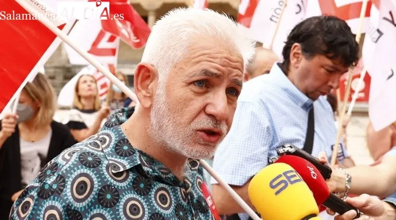 Concentración de UGT y CCOO en la plaza de San Román para pedir subidas salariales ante la inflación. Foto de David Sañudo