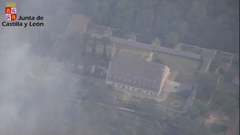 Vista aérea del monasterio de Batuecas, rodeado por el humo del incendio forestal. Foto JCYL