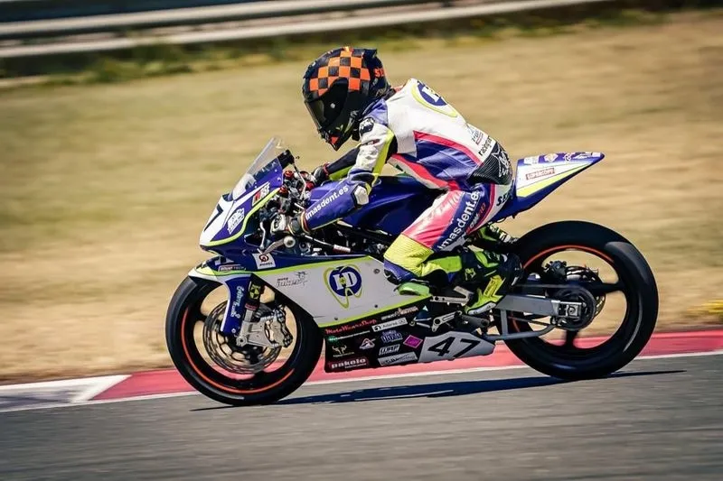 El piloto salmantino Sergio Verdugo en el circuito de Navarra