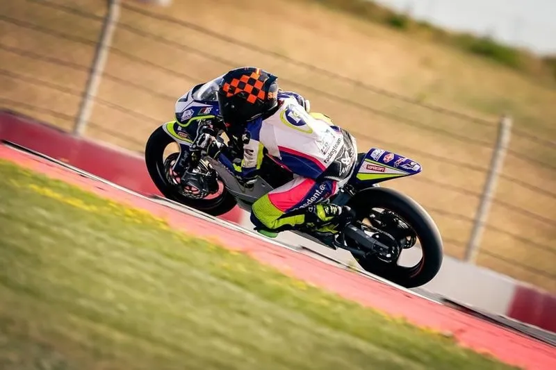 El piloto salmantino Sergio Verdugo en el circuito de Navarra