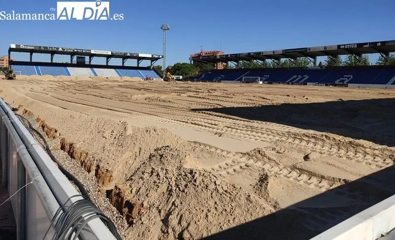Aspecto del campo de fútbol Reina Sofía donde mejoran los accesos y avanzan las labores para poner césped natural
