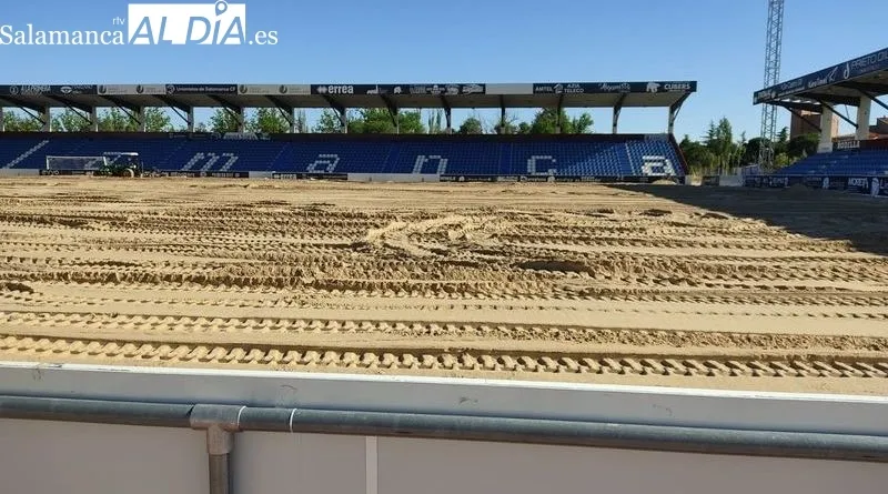Aspecto del campo de fútbol Reina Sofía donde mejoran los accesos y avanzan las labores para poner césped natural