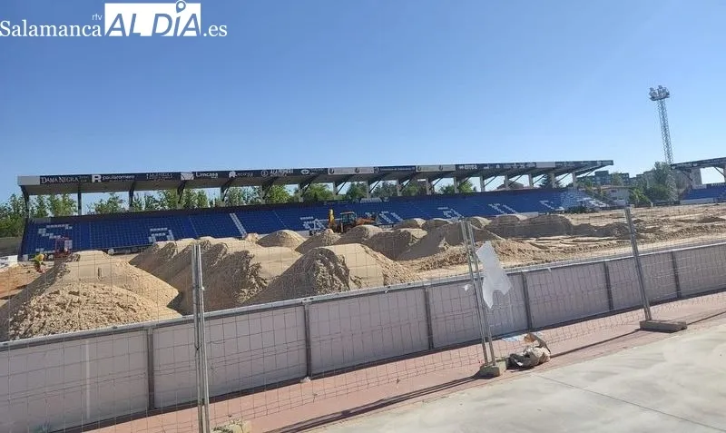 Aspecto del campo de fútbol Reina Sofía donde mejoran los accesos y avanzan las labores para poner césped natural
