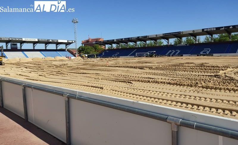 Aspecto del campo de fútbol Reina Sofía donde mejoran los accesos y avanzan las labores para poner césped natural