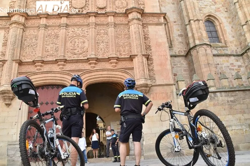 Agentes de la Policía Turística en Salamanca | Fotos: Vanesa Martins