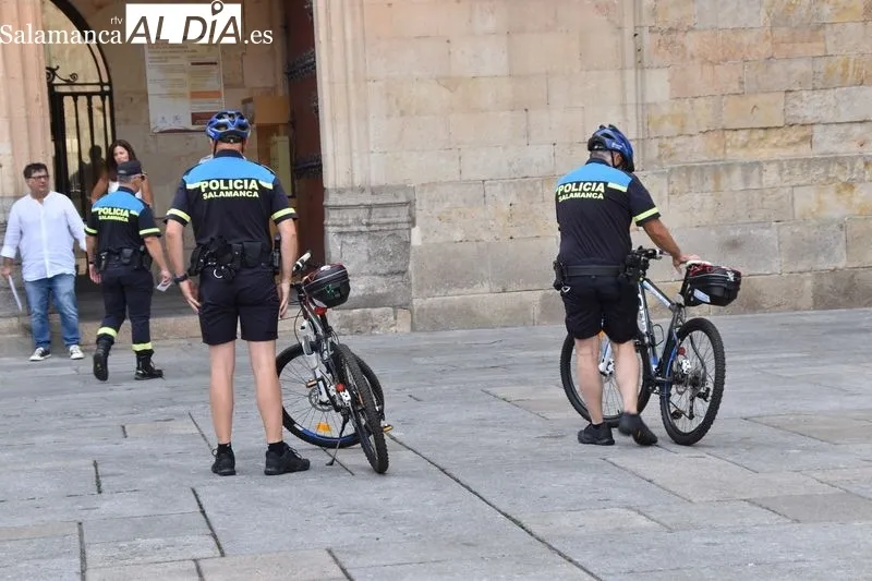 Agentes de la Policía Turística en Salamanca | Fotos: Vanesa Martins
