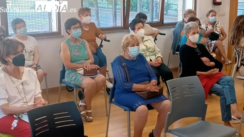 La concejala de cultura y el novelista en el acto de presentación