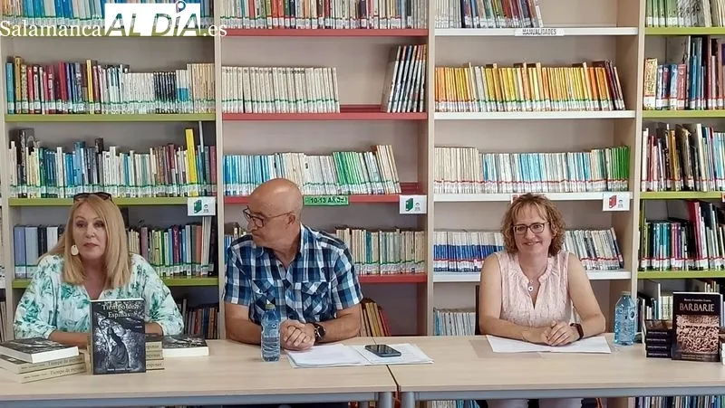 La concejala de cultura y el novelista en el acto de presentación