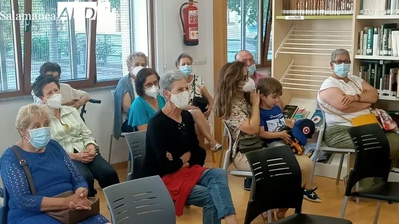 La concejala de cultura y el novelista en el acto de presentación