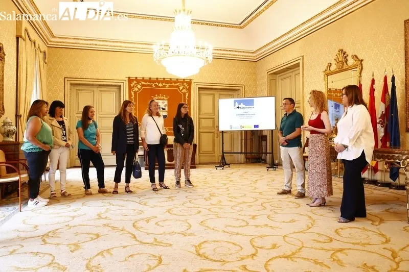 Entrega de los diplomas del curso de camarero/a de piso en el Ayuntamiento de Salamanca