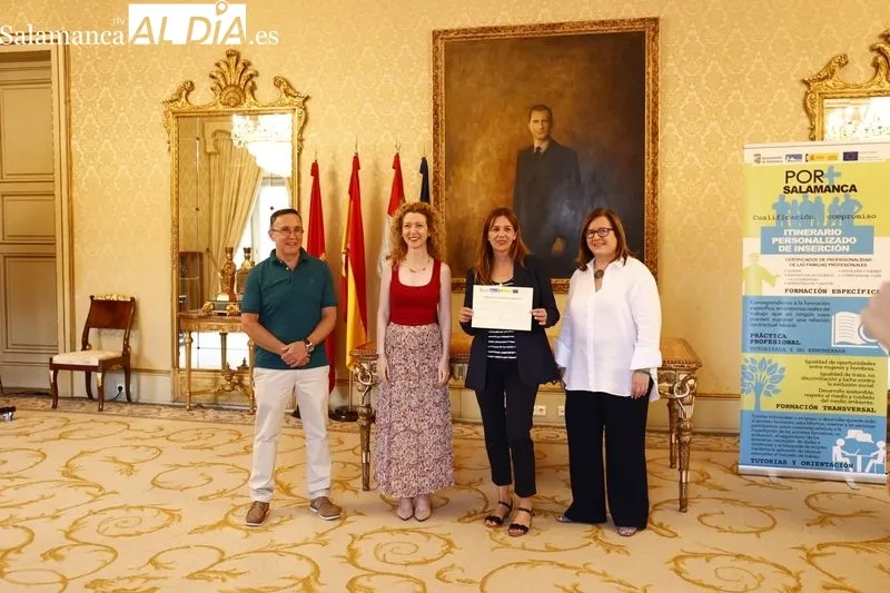 Entrega de los diplomas del curso de camarero/a de piso en el Ayuntamiento de Salamanca