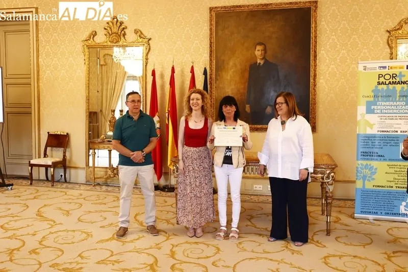 Entrega de los diplomas del curso de camarero/a de piso en el Ayuntamiento de Salamanca