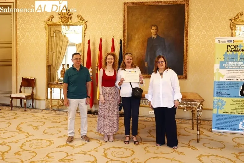 Entrega de los diplomas del curso de camarero/a de piso en el Ayuntamiento de Salamanca