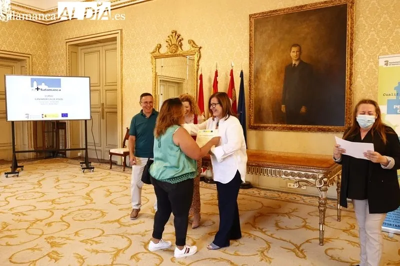Entrega de los diplomas del curso de camarero/a de piso en el Ayuntamiento de Salamanca