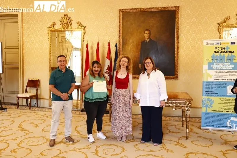 Entrega de los diplomas del curso de camarero/a de piso en el Ayuntamiento de Salamanca