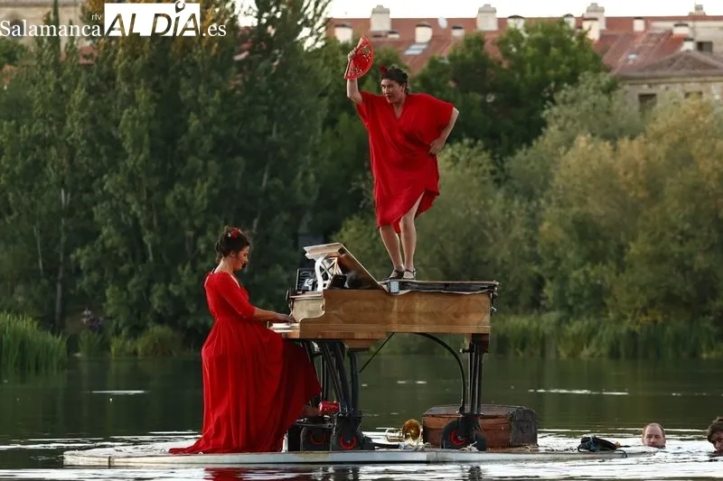 El espectáculo sobre el agua 'Flota IdóneA. El piano flotante' | Fotos: David Sañudo