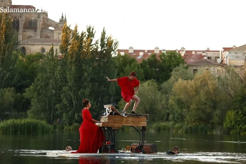 El espectáculo sobre el agua 'Flota IdóneA. El piano flotante' | Fotos: David Sañudo