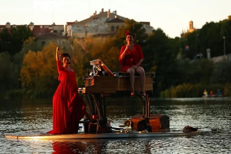 El espectáculo sobre el agua 'Flota IdóneA. El piano flotante' | Fotos: David Sañudo