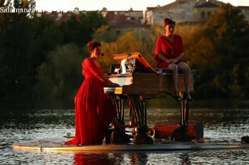 El espectáculo sobre el agua 'Flota IdóneA. El piano flotante' | Fotos: David Sañudo