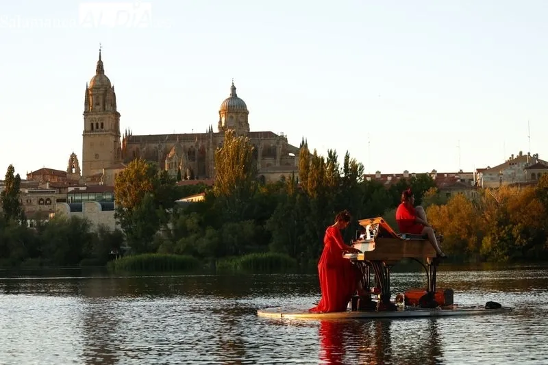 El espectáculo sobre el agua 'Flota IdóneA. El piano flotante' | Fotos: David Sañudo