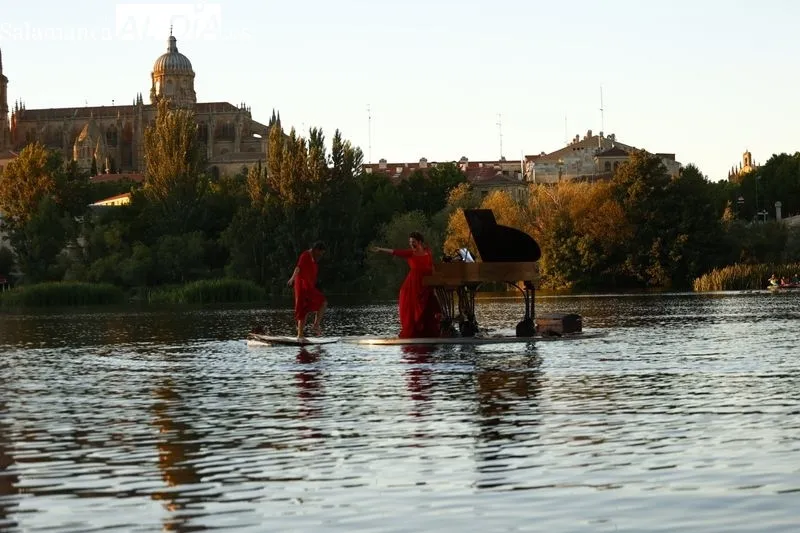 El espectáculo sobre el agua 'Flota IdóneA. El piano flotante' | Fotos: David Sañudo