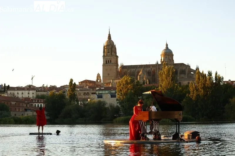 El espectáculo sobre el agua 'Flota IdóneA. El piano flotante' | Fotos: David Sañudo