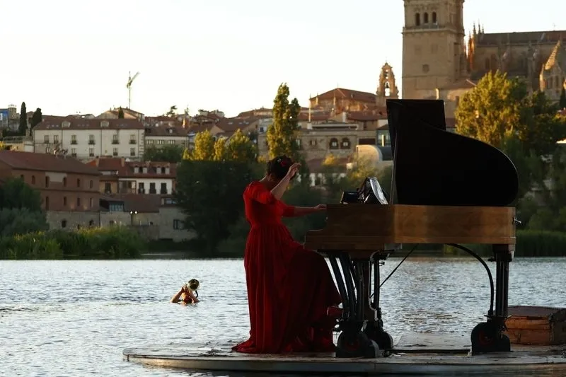 El espectáculo sobre el agua 'Flota IdóneA. El piano flotante' | Fotos: David Sañudo