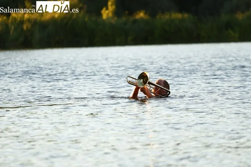 El espectáculo sobre el agua 'Flota IdóneA. El piano flotante' | Fotos: David Sañudo