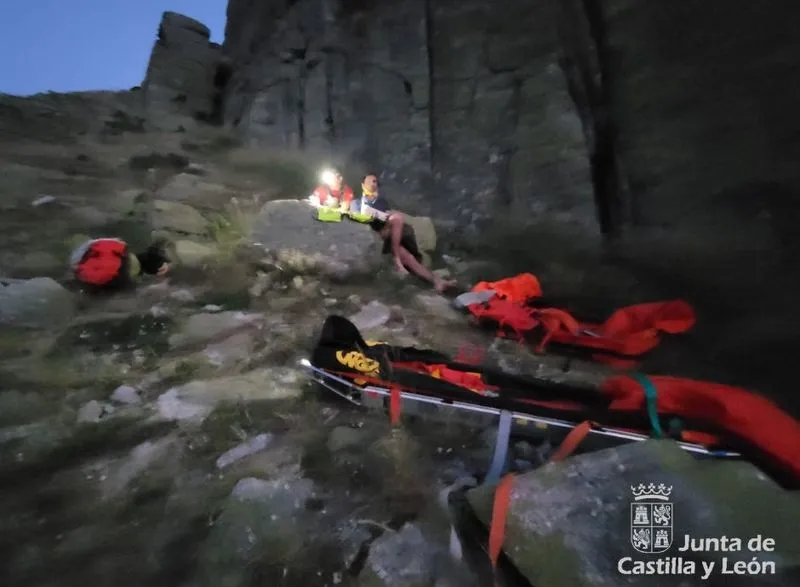Foto 2 - El v&iacute;deo del rescate nocturno de un escalador tras su ca&iacute;da de tres metros en B&eacute;jar