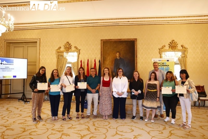 Entrega de los diplomas del curso de camarera de piso en el Ayuntamiento de Salamanca