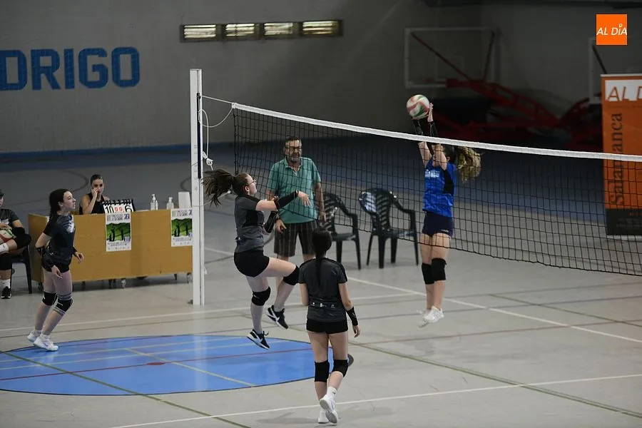 Foto 11 - Excelente comienzo del III torneo de Voleibol en femenino
