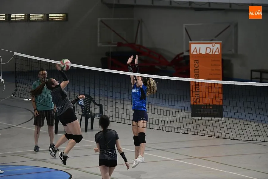 Foto 10 - Excelente comienzo del III torneo de Voleibol en femenino