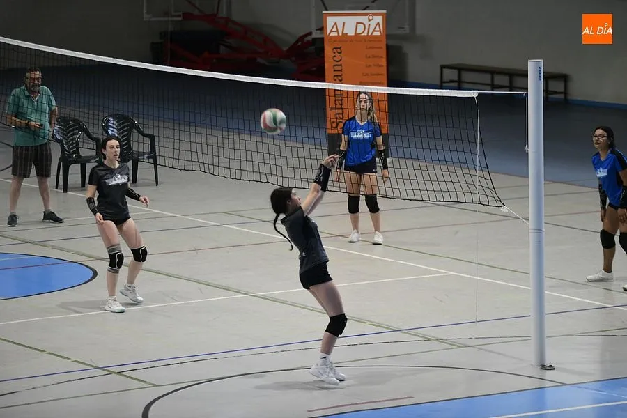 Foto 5 - Excelente comienzo del III torneo de Voleibol en femenino