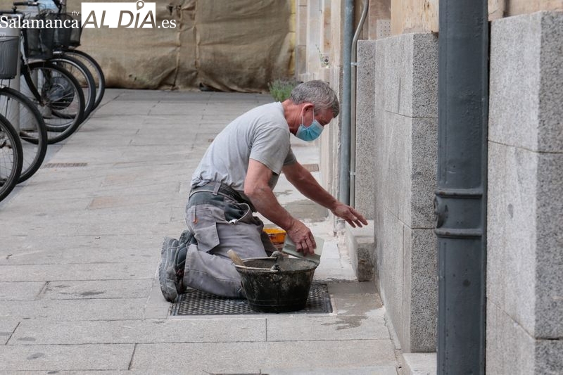  Un trabajador arregla la entrada a una vivienda. Foto: David Sañudo