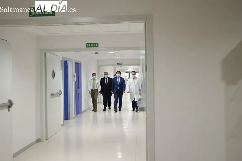 Visita del presidente de Castilla y León, Alfonso Fernández Mañueco, al Hospital Universitario de Salamanca. Foto de David Sañudo