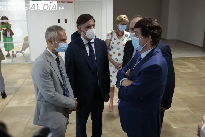 Visita del presidente de Castilla y León, Alfonso Fernández Mañueco, al Hospital Universitario de Salamanca. Foto de David Sañudo