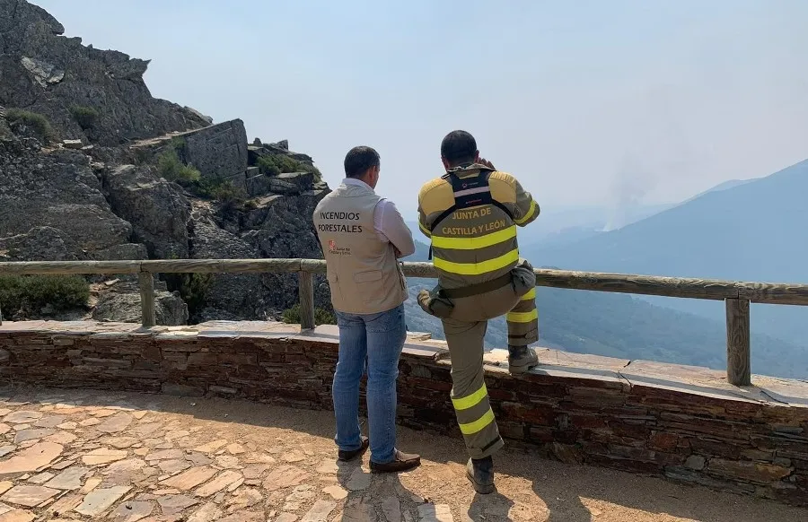 Foto 7 - Empeora durante la tarde el incendio resurgiendo las llamas y expandi&eacute;ndose hacia el este