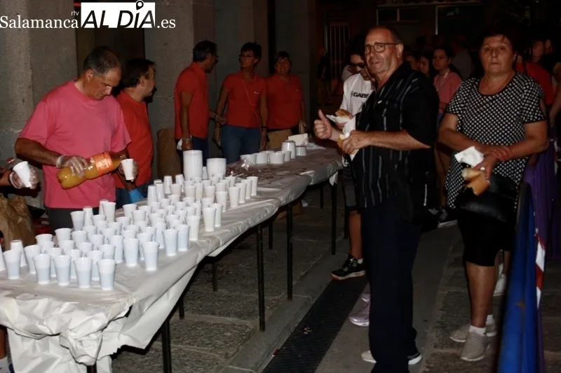 Foto 2 - Pe&ntilde;aranda dice adi&oacute;s a sus fiestas con una multitudinaria degustaci&oacute;n de carne