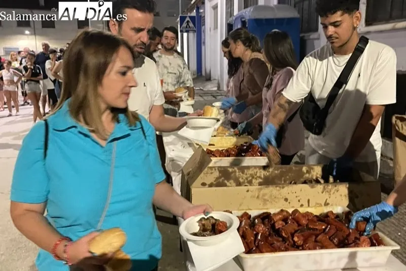 La parrillada solidaria de fiestas en Peñaranda se ha vivido de manera multitudinaria