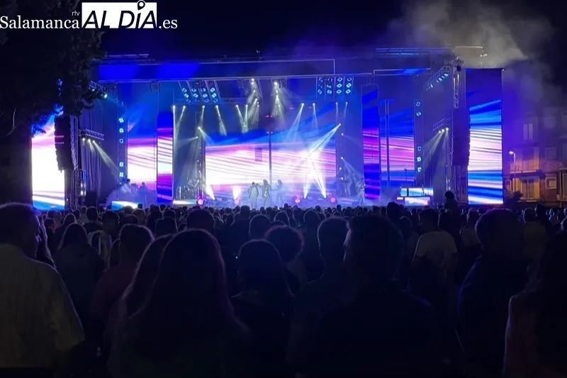 Foto 5 - La Orquesta Olympus pone a bailar al parque La Huerta en el arranque oficial de las pre-fiestas en Pe&ntilde;aranda