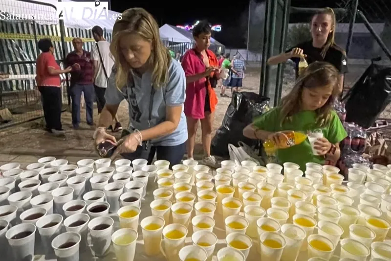 La parrillada solidaria de fiestas en Peñaranda se ha vivido de manera multitudinaria
