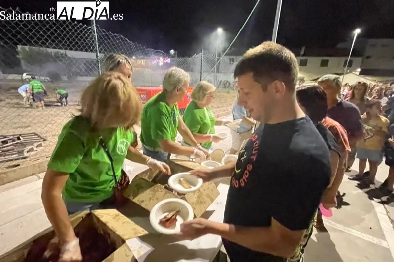 La parrillada solidaria de fiestas en Peñaranda se ha vivido de manera multitudinaria