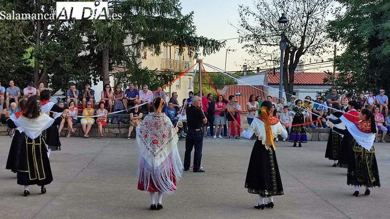 Actuación del grupo local de folclore de Monleras / CORRAL