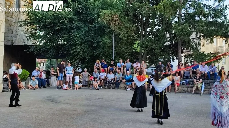 Actuación del grupo local de folclore de Monleras / CORRAL