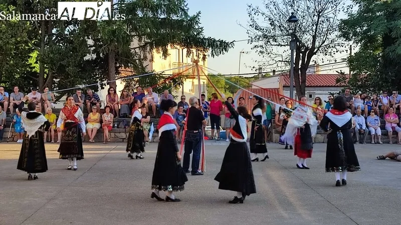 Actuación del grupo local de folclore de Monleras / CORRAL