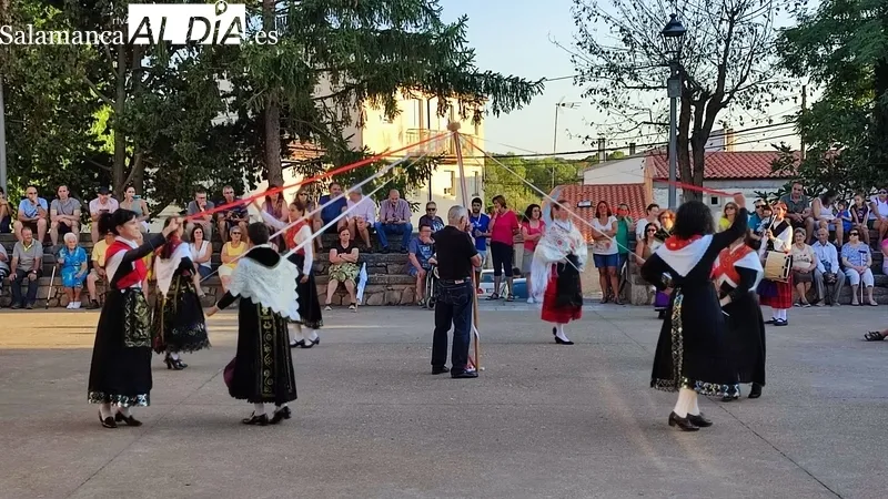 Actuación del grupo local de folclore de Monleras / CORRAL